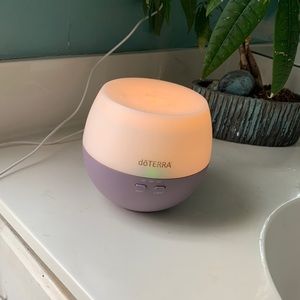 DOTERRA petal diffuser, lights up, 1,2,4 hour setting